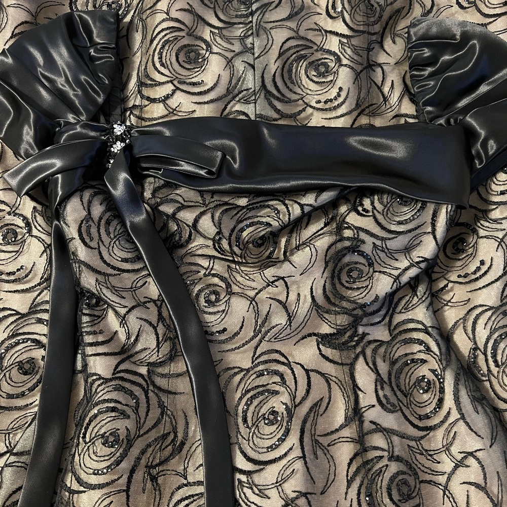 Stunning Couture from Elizabeth G in UAE!!  Rare find!! Black / Gold Sz 8